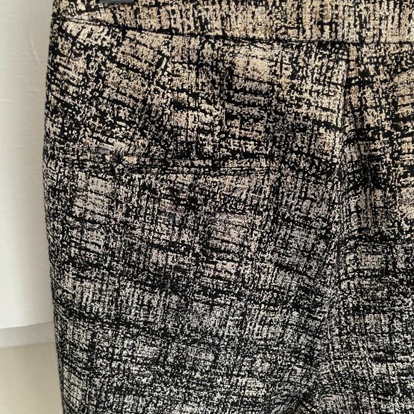 Forever 21 Black and Gold Cropped Pants - Picture 5 of 6